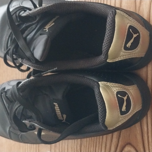 Women's Pumas🖤🤎Black and Gold Low cut Tennis shoes size 7 - Picture 3 of 4
